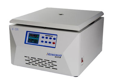 Bench la temperatura normal médica de poca velocidad superior de la máquina 4-5N de la centrifugadora de la capacidad grande